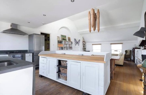 North Kensington Apartment | Beautiful writer's loft-style apartment near Portobello Rd