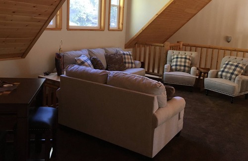 North Wawona House | Beautiful Yosemite Retreat Overlooking Woods and Chilnualna Creek