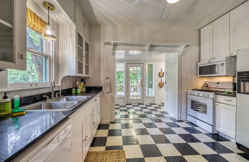 New Braunfels House | Beautifully decorated bungalow w/amazing deck - steps to Schlitterbahn/river