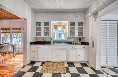 New Braunfels House | Beautifully decorated bungalow w/amazing deck - steps to Schlitterbahn/river