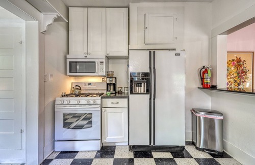 New Braunfels House | Beautifully decorated bungalow w/amazing deck - steps to Schlitterbahn/river