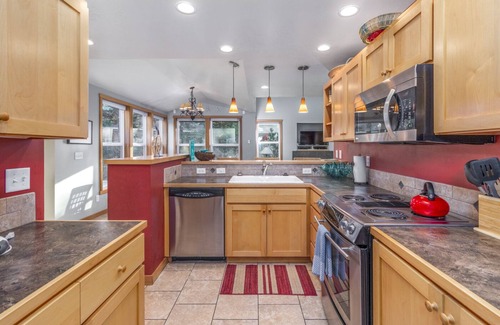 Shorepine Village House | Beautifully Decorated Home, Close to the Beach, with Deck, BBQ and Fireplace