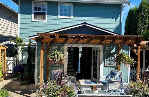 Silver Lake House | Beautifully decorated, furnished 3-story home w/upper & main decks w/viewsofLake