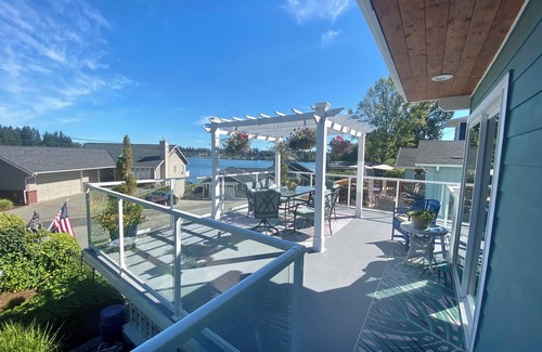 Silver Lake House | Beautifully decorated, furnished 3-story home w/upper & main decks w/viewsofLake