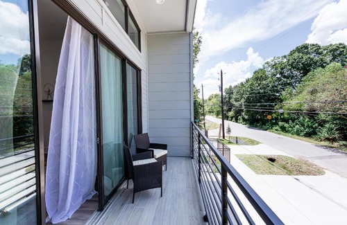OST - South Union House | Beautifully Decorated, Modern Downtown Houston Home