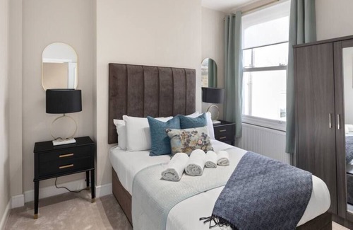 Northcote Apartment | Beautifully Designed 3BD Retreat with Backyard