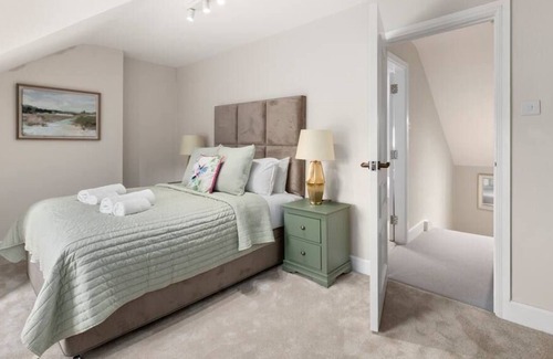 Northcote Apartment | Beautifully Designed 3BD Retreat with Backyard
