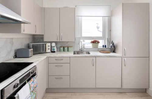 Northcote Apartment | Beautifully Designed 3BD Retreat with Backyard