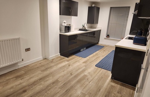 Trafford House | Beautifully Fab 3 bedroom 4 beds New home 8 guests Stretford Trafford