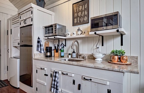 Sapphire House | Beautifully Furnished Studio Just Inside Sapphire Valley - Tiny Star Cottage