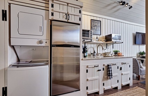 Sapphire House | Beautifully Furnished Studio Just Inside Sapphire Valley - Tiny Star Cottage