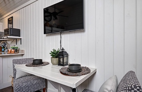 Sapphire House | Beautifully Furnished Studio Just Inside Sapphire Valley - Tiny Star Cottage