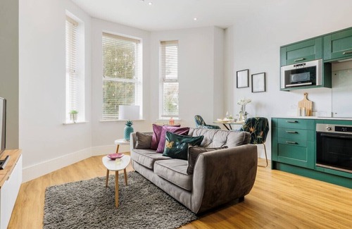 West Cliff Apartment | Beautifully Modern 1-Bed Apt w/Free Gym & Parking