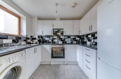 Bensham Manor Apartment | Beautifully Presented 2 Bedroom, 2 Bathroom In Croydon With Parking