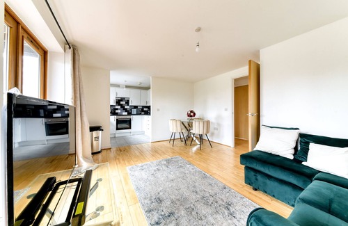 Bensham Manor Apartment | Beautifully Presented 2 Bedroom, 2 Bathroom In Croydon With Parking