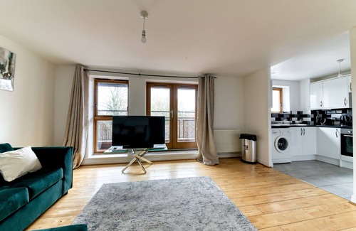 Bensham Manor Apartment | Beautifully Presented 2 Bedroom, 2 Bathroom In Croydon With Parking