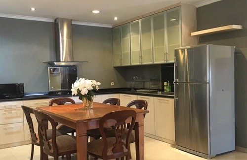 Jakarta Apartment | Beautifully presented spacious 2 bedroom apartment in Senayan area