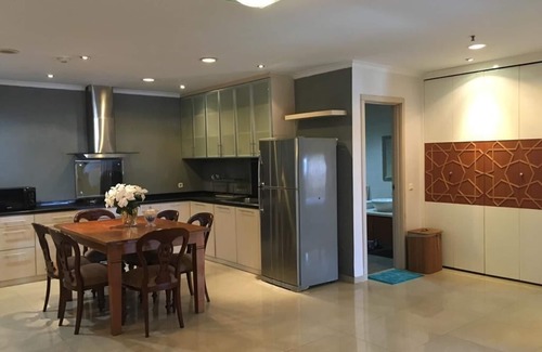 Jakarta Apartment | Beautifully presented spacious 2 bedroom apartment in Senayan area