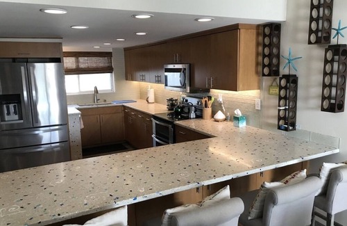 Berry Islands House | Beautifully remodeled “Over the water” Townhouse suite!