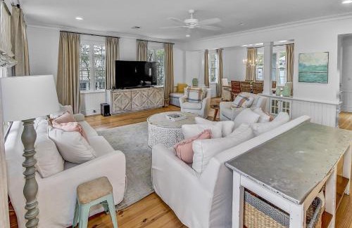 Seaside House | Beautifully remodeled "Taste & Sea" 3BR 3,5BA Steps from Beach Pools Optional Carriage cottage