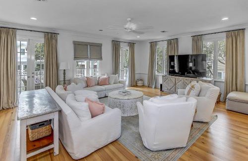 Seaside House | Beautifully remodeled "Taste & Sea" 3BR 3,5BA Steps from Beach Pools Optional Carriage cottage