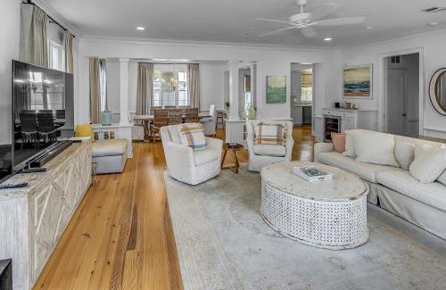 Seaside House | Beautifully remodeled "Taste & Sea" 3BR 3,5BA Steps from Beach Pools Optional Carriage cottage