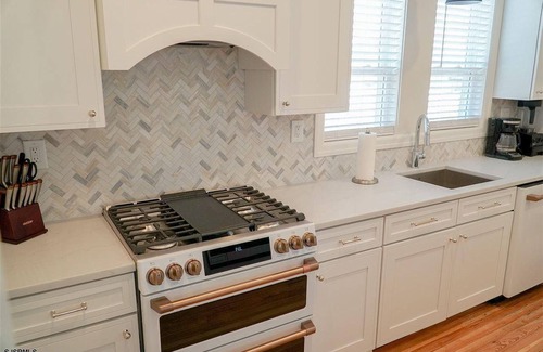 North End House | Beautifully Remodeled Single Beach House Steps from the Beach