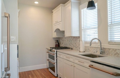 North End House | Beautifully Remodeled Single Beach House Steps from the Beach
