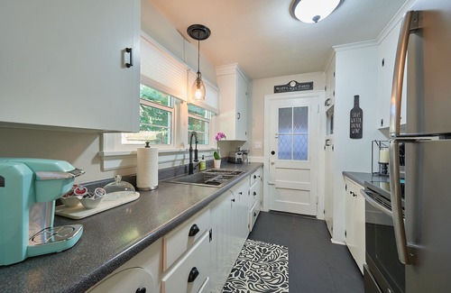 South Central House | Beautifully Remodeled 1940s Bungalow in Salem, OR close to Downtown and WU
