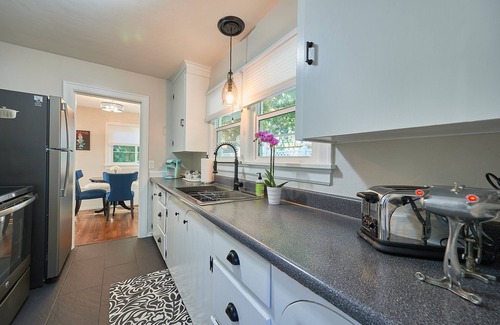 South Central House | Beautifully Remodeled 1940s Bungalow in Salem, OR close to Downtown and WU