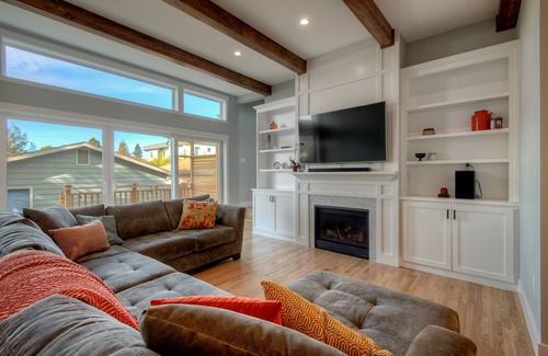 Alki House | Beautifully Remodeled - 5Bed/3Bath - by Alki Beach & Downtown