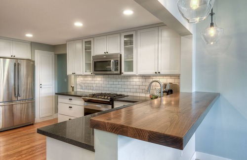 Alki House | Beautifully Remodeled - 5Bed/3Bath - by Alki Beach & Downtown