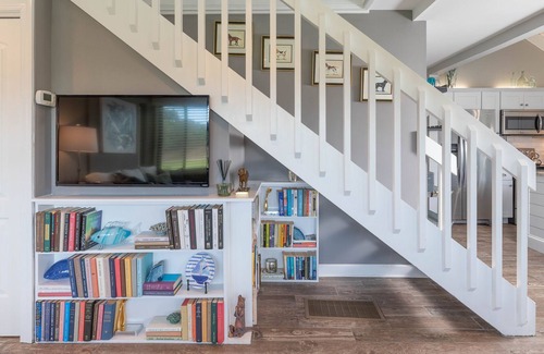 Sealoft Villas House | Beautifully Renovated, Walk to the Beach, Pet Friendly