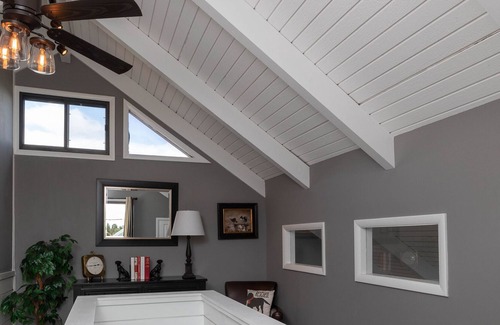 Sealoft Villas House | Beautifully Renovated, Walk to the Beach, Pet Friendly