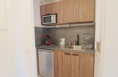 La Petite Motte Apartment | Beautifully renovated Studio cabin, with private garden, close to the beach, BBQ