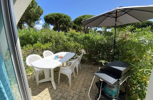 La Petite Motte Apartment | Beautifully renovated Studio cabin, with private garden, close to the beach, BBQ