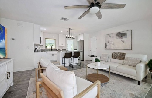 United Central House | Beautifully renovated 3BR 2BA.