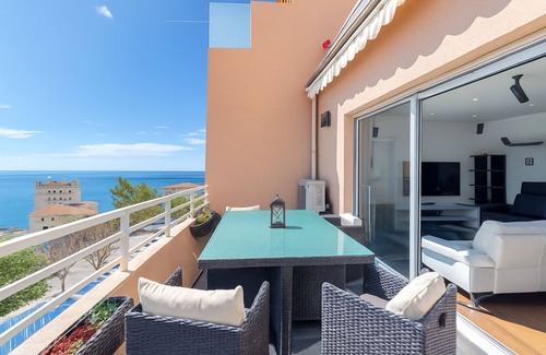 Beausoleil Condo | Beautifully renovated 1-bedroom apartment with a spectacular view of Monaco. Located in Beausoleil, it offers all modern comforts: terrace, fully equipped kitchen, air conditioning, and can accommodate up to 4 guests.