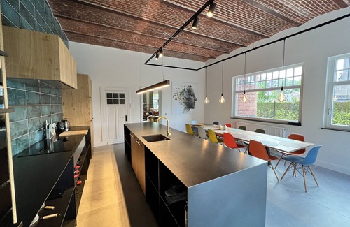 Assebroek House | Beautifully renovated home with 5 large bedrooms and 4 bathrooms