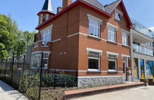 Assebroek House | Beautifully renovated home with 5 large bedrooms and 4 bathrooms