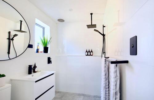 Cronulla Apartment | Beautifully renovated quiet unit in Cronulla