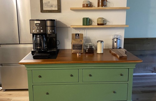 West Hartford House | Beautifully renovated with fireplace and coffee bar