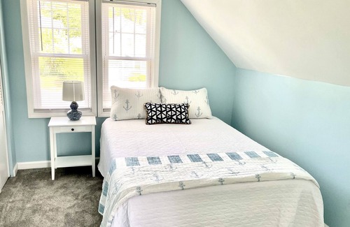 Lakewood Cottage | Beautifully renovated cottage - steps to lake and pet-friendly!