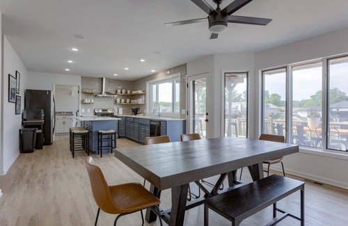 Papillion House | Beautifully renovated lake house - sleeps up to 18!