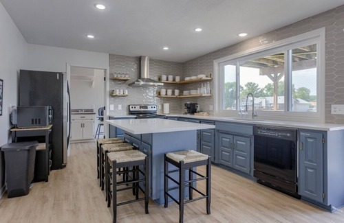 Papillion House | Beautifully renovated lake house - sleeps up to 18!