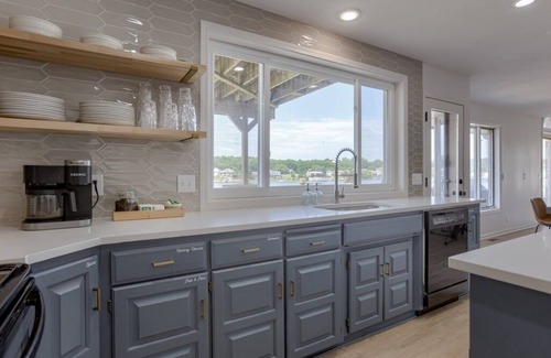 Papillion House | Beautifully renovated lake house - sleeps up to 18!