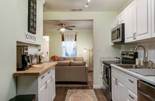St. Petersburg - Clearwater Cottage | Beautifully restored Cottage -Pet friendly - firepit & gazebo -Centrally located