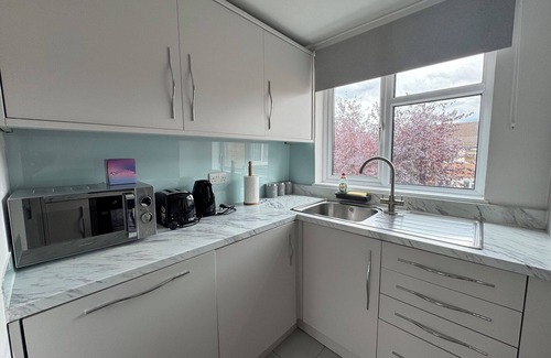 Northolt Mandeville Apartment | Beautifully Styled 2BR with Free Parking Northolt