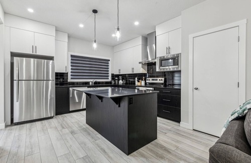 Southwest Calgary House | Beautifully & Tastefully furnished 4 bedroom Haven in Calgary