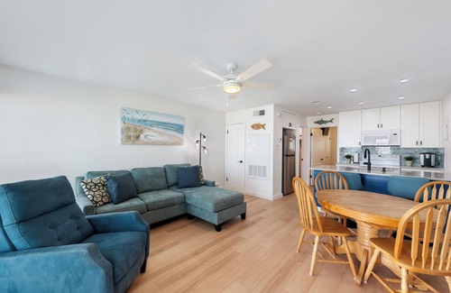 Corpus Christi Condo | Beautifully Updated Beachfront, Pet Friendly, Condo w/a Heated Pool & Hot Tub